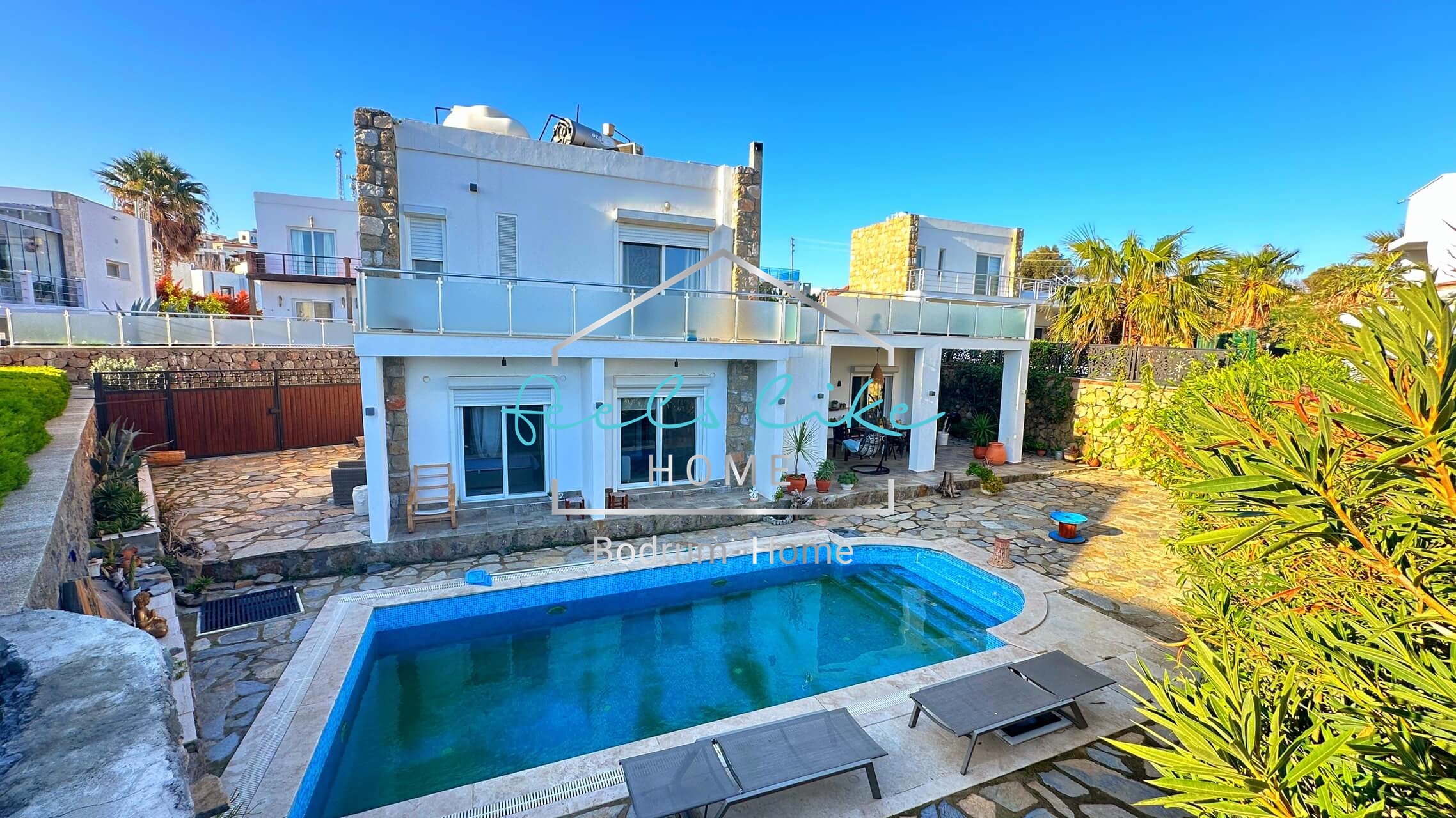 This spacious 3 Bedroom villa offers an excellent opportunity to buy either as a permanent home, or luxury holiday home.